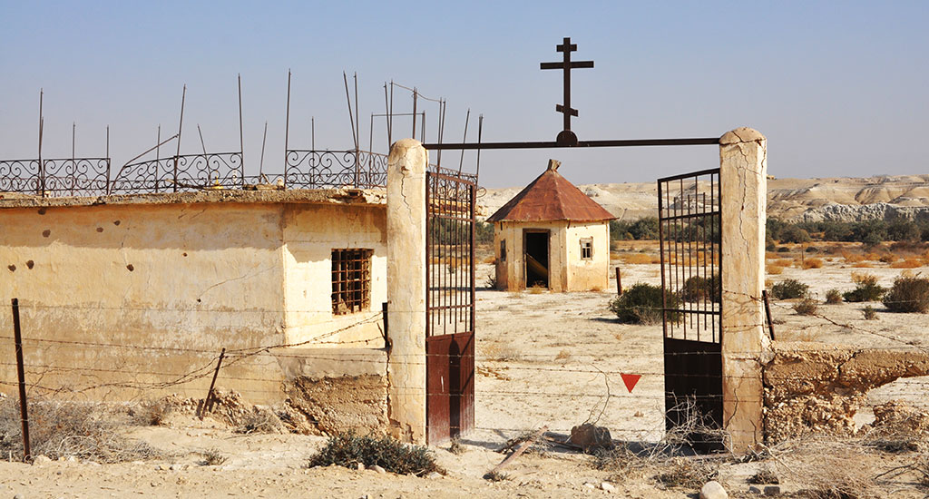 שרידי הכנסיה הקתולית הגדולה שנבנתה בקאסר אל יהוד בשנות ה־30.