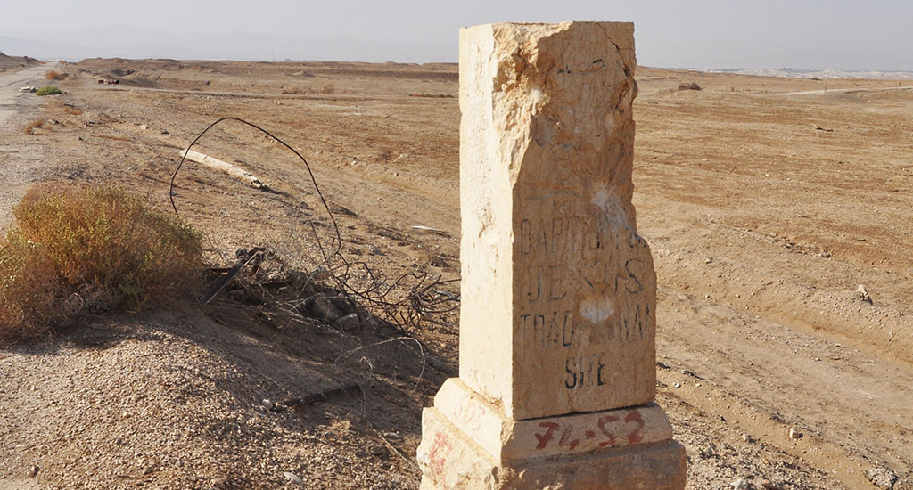 עמוד ההכוונה הירדני על כביש עמאן־ירושלים, המכוון לעבר אתר הטבילה.